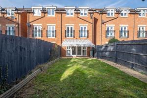 Foxherne 6BDR 3BA Serviced House with Parking - Slough By 360Stays
