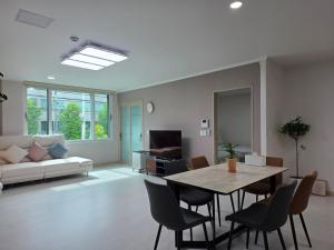 Stay33 Pet friendly house near Hwangridangil