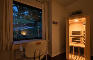 Lakefront Escape with Sauna Hot Tub BBQ & Games