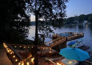 Lakefront Escape with Sauna Hot Tub BBQ & Games
