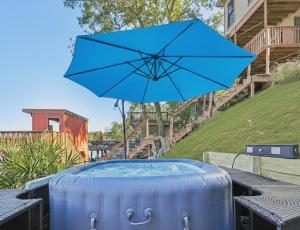 Lakefront Escape with Sauna Hot Tub BBQ & Games