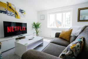 Spacious 2 Bed 2 Bath Apartment in Peterborough with 2 Parking Spaces