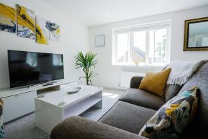 Spacious 2 Bed 2 Bath Apartment in Peterborough with 2 Parking Spaces