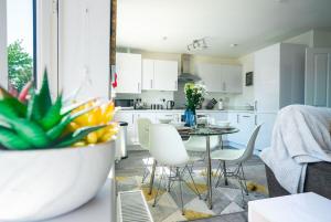 Spacious 2 Bed 2 Bath Apartment in Peterborough with 2 Parking Spaces