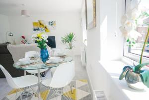 Spacious 2 Bed 2 Bath Apartment in Peterborough with 2 Parking Spaces