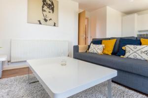 LuxuryStayLong-Sleeps6-FreeParking-FreeGym-Terrace