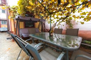 Central 2-Bedroom House with Shared Courtyard