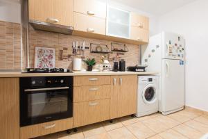 Central 2-Bedroom House with Shared Courtyard