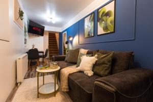 Central 2-Bedroom House with Shared Courtyard