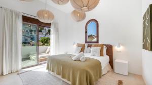 VACATION MARBELLA I Villa Lumea, Luxury Villa, Private Heated Pool, Andalusian Charm, Walking Distance to the Marina and Beaches