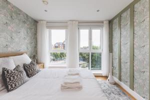 Elegant 2 BDR 2 Bath Apartment with Canal Views