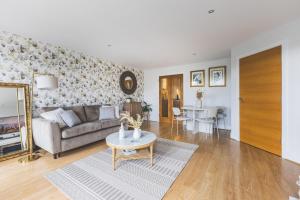 Elegant 2 BDR 2 Bath Apartment with Canal Views