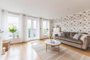 Elegant 2 BDR 2 Bath Apartment with Canal Views