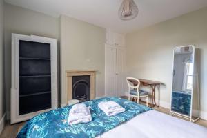 Flat 143C Iffley Road by CheckInCheckOut