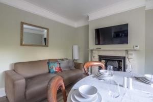 Flat 143C Iffley Road by CheckInCheckOut