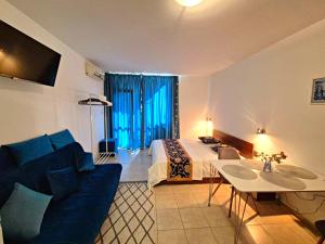 complex Rose Residence Studio