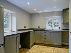 3 Bed in Llandefalle 93680