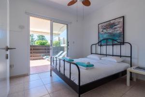 A Central Two Bedroom Pool-Side Apartment in Paphos