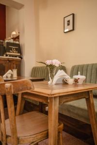 La Noire Petit hotel