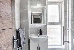 Stylish Duplex Apartment, Sleeps 2, Bedford