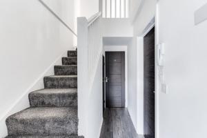 Stylish Duplex Apartment, Sleeps 2, Bedford