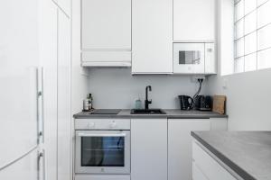 1BR Apartments next to Railway Station, Free Parking, Balcony