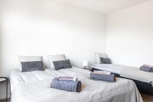 Central 1BR Apartment with Balcony & Free Parking