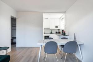 1BR Apartments next to Railway Station, Free Parking, Balcony