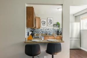 Apartment Kansas City 15mins to KCI with a KING bed and work desk