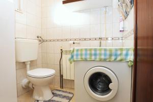 Apartments by the sea Supetar, Brac - 7549