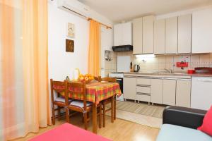 Apartments by the sea Supetar, Brac - 7549