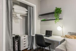 Apartment Kansas City 15mins to KCI with a KING bed and work desk