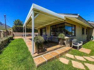 Spacious mountain-view haven