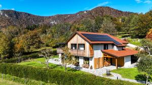 Hiša na Hribu- A Peaceful Hilltop Escape above river Kolpa