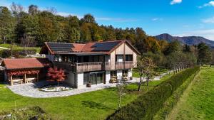 Hiša na Hribu- A Peaceful Hilltop Escape above river Kolpa 