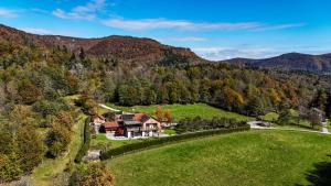 Hiša na Hribu- A Peaceful Hilltop Escape above river Kolpa