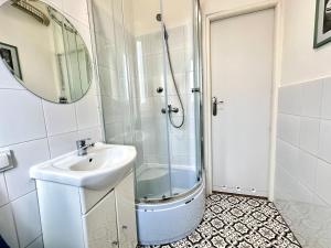 Studio przy plaży z parkingiem IV