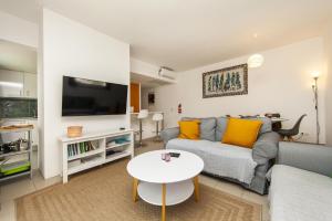 B06 - Top-Floor Marina 2 Bed Apartment