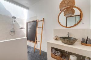 Tropical 3BR Villa with Pool and Rooftop Near Pererenan