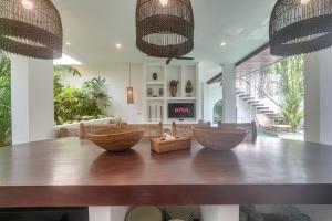 Tropical 3BR Villa with Pool and Rooftop Near Pererenan