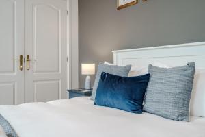 Hidden GEM Cottage Central with Parking