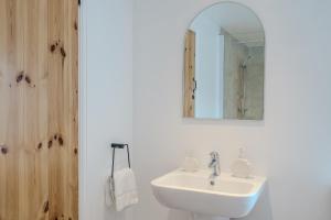 Hidden GEM Cottage Central with Parking