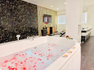 Les Suites Bisous Metz - Jacuzzi & Private Sauna