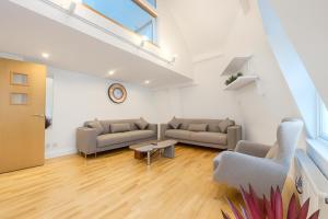 Spacious 2 bedroom apartment in Soho no lift 11WD