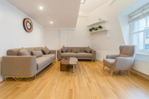 Spacious 2 bedroom apartment in Soho no lift 11WD