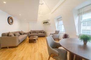 Spacious 2 bedroom apartment in Soho no lift 11WD