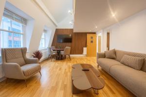 Spacious 2 bedroom apartment in Soho no lift 11WD