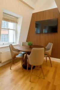 Spacious 2 bedroom apartment in Soho no lift 11WD