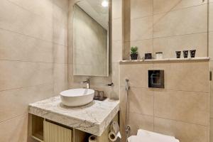 Luxury 2BR with Skyline Views Prime Business Bay Location