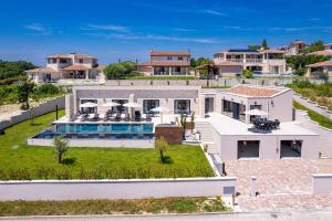 Villa Andrea Double or Twin Rooms with pool, balcony and parking